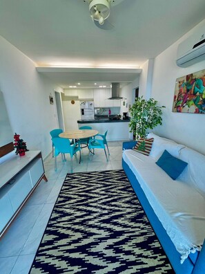 Appartement familial | Aire de séjour | Téléviseur connecté de 32 po avec télévision par câble, téléviseur