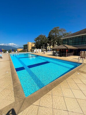 Apartamento família | Piscina | Piscina externa, funciona das 9h às 19h, guarda-sóis, espreguiçadeiras