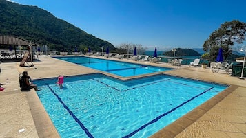 Apartamento família | Piscina | Piscina externa, funciona das 9h às 19h, guarda-sóis, espreguiçadeiras