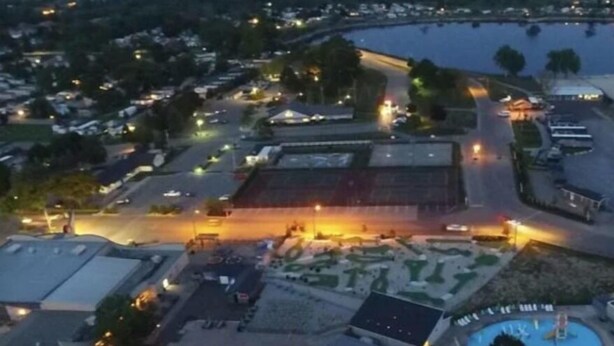 Vue aérienne d’un complexe hôtelier doté de plusieurs piscines, d’un grand bâtiment et des routes qui l’entourent.