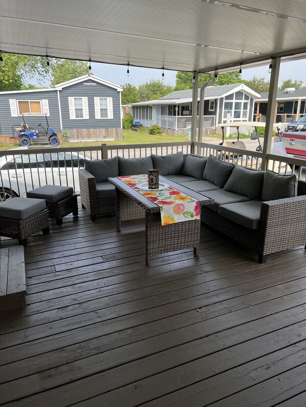 Outdoor dining - Beautiful privately-owned  cottage in sherkston shore resort. (Port Colborne)