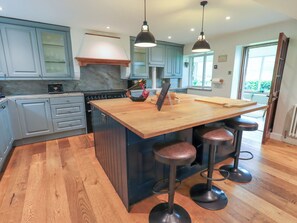 Cottage | Private kitchen | Fridge, dishwasher, cookware/dishes/utensils, dining tables - Flaska House (Penrith)