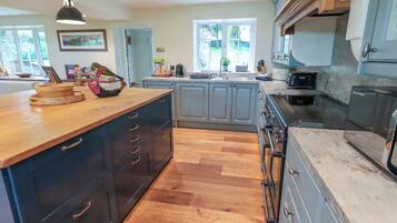 Casa de campo | Cozinha privada | Geladeira, lava-louças, talheres/pratos/utensílios de cozinha