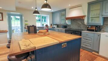 Stuga | Eget kök | Kylskåp, diskmaskin, grytor/köksredskap och matbord