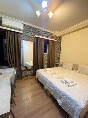8 habitaciones, escritorio, tabla de planchar con plancha y wifi gratis 