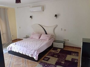 4 dormitorios, escritorio, tabla de planchar con plancha