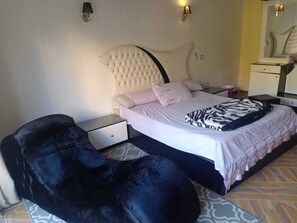 4 bedrooms, desk, iron/ironing board