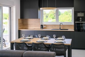 Une cuisine moderne avec un coin repas.
