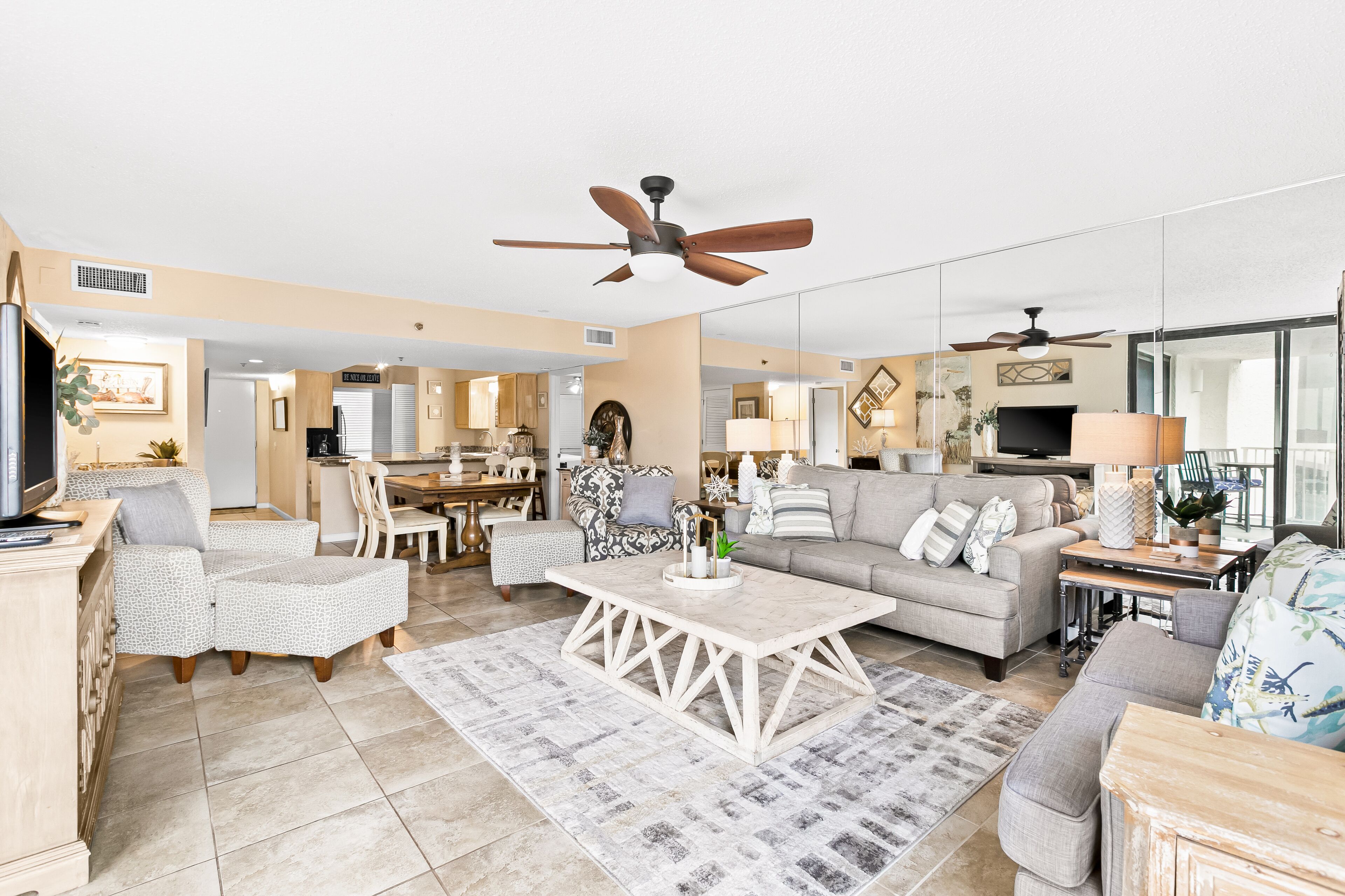 Wonderful condo in beachfront complex w/shared pool & hot tub, central AC, WiFi