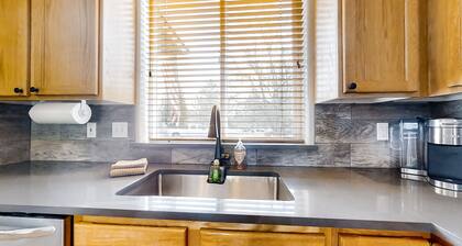 Fairway view townhome with private hot tub, grill, pool, & golf - dogs welcome