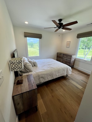 3 bedrooms, desk, free WiFi, bed sheets