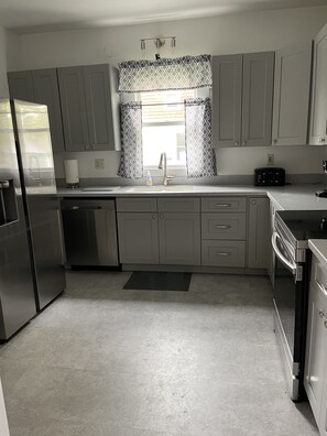 Microwave, dishwasher, coffee/tea maker, toaster - Blocks from the Locks (Sault Ste. Marie)