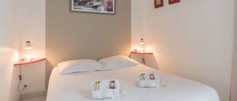 1 slaapkamer, een strijkplank/strijkijzer, beddengoed