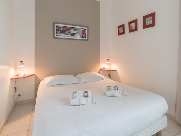 1 slaapkamer, een strijkplank/strijkijzer, beddengoed