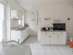 Fridge, microwave, oven, coffee/tea maker