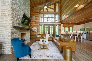 TV a schermo piatto, caminetto, videogiochi, tavolo da calcetto