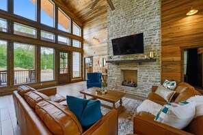 TV a schermo piatto, caminetto, videogiochi, tavolo da calcetto