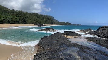 En la playa, camastros y toallas de playa