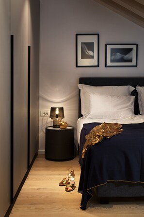 2 室のベッドルーム、セーフティボックス (室内)、デスク、アイロン / アイロン台