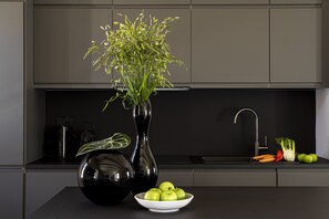 冷蔵庫、電子レンジ、オーブン、コンロ