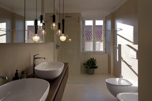 Douche, sèche-cheveux, serviettes fournies, savon