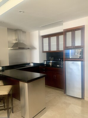 Een koelkast, een magnetron, een kookplaat