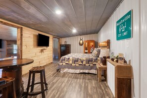 Iron/ironing board, WiFi, bed sheets - The BarnLoft at Foothills Farm Cosby/Gatlinburg (Cosby)