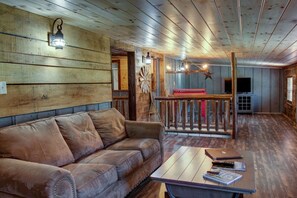 TV, video games - The BarnLoft at Foothills Farm Cosby/Gatlinburg (Cosby)