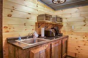 Fridge, microwave, oven, coffee/tea maker - The BarnLoft at Foothills Farm Cosby/Gatlinburg (Cosby)