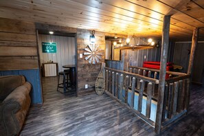 Een rustiek interieur met houten wanden, een bar en een bord dat een stadsgrenze aangeeft.