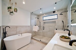 Dusche, Haartrockner, Bidet, HandtĂŒcher