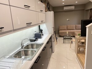 Kjøleskap, mikrobølgeovn, ovn og kaffetrakter/tekoker