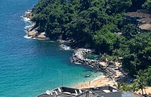Una piscina al aire libre, sombrillas, sillones reclinables de piscina