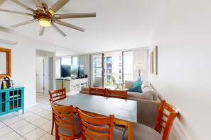 TV - Top-floor condo with ocean-view balcony, central AC, washer/dryer, & shared pool (Kihei)