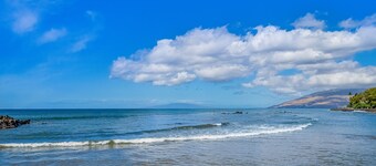 Top-floor condo with ocean-view balcony, central AC, washer/dryer, & shared pool