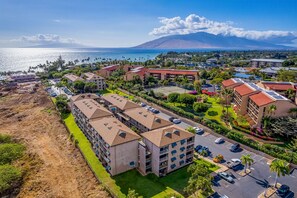 Exterior - Top-floor condo with ocean-view balcony, central AC, washer/dryer, & shared pool (Kihei)