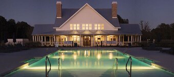 Family friendly cabin near resort private lake, pool and lazy river.