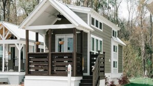 Exterior - Family friendly cabin near resort private lake, pool and lazy river. (Savannah)