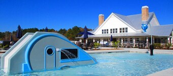 Family friendly cabin near resort private lake, pool and lazy river.