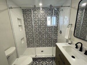 Dusche, Haartrockner, Handtücher, Seife