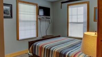 3 bedrooms, desk, iron/ironing board, WiFi