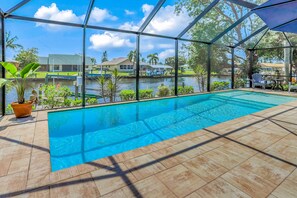 恒温泳池，日光浴躺椅