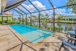 Una piscina riscaldata, lettini