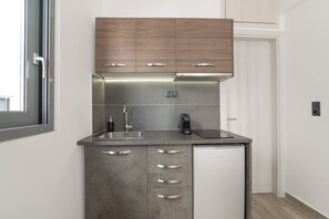 Mikrowelle, Toaster, Kochgeschirr/Geschirr/Besteck, Esstisch