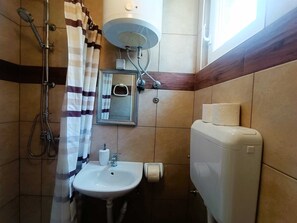 Sèche-cheveux, serviettes fournies