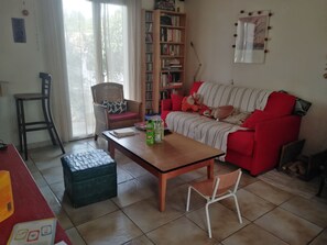 TV, lettore DVD, libri, videoteca