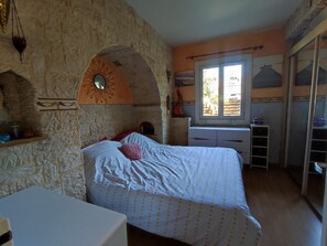 2 bedrooms, desk, WiFi