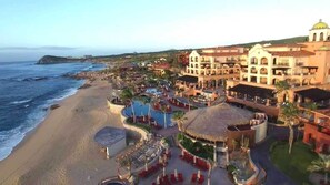 Una spiaggia nelle vicinanze