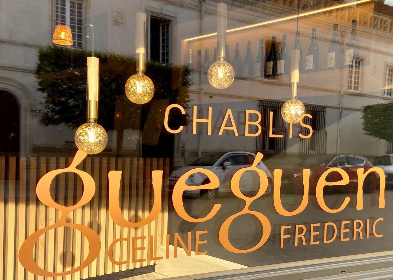 A hotel window with the name 'Chablis' and 'Jeven Frederic' in large letters.