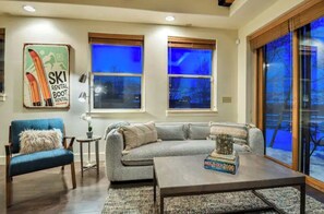 Smart TV, fireplace, Netflix, streaming services